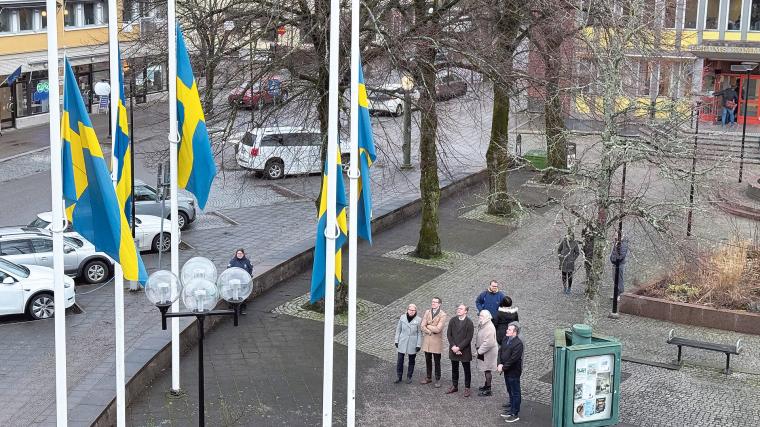 Sammanträdet i kommunstyrelsens arbetsutskott tog en paus och flaggor hissades på halv stång.