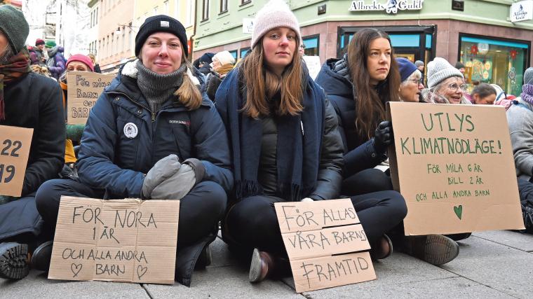 Ida Sundström (i rosa mössa) från Mölnlycke deltog i Rebellmammornas demonstration förra helgen. Då samlades ett hundratal deltagare i korsningen utanför Domkyrkan i centrala Göteborg.
