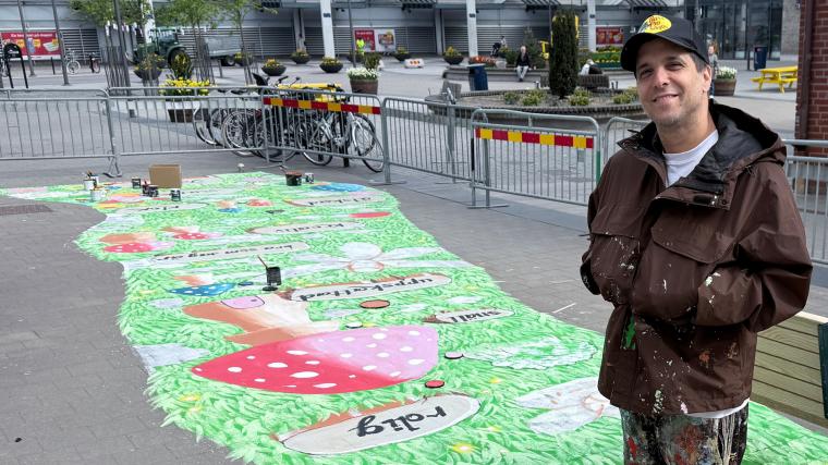 Shai Dahan är en världskänd muralmålare, från Dalahästar i New York till Miriam Bryant på Posthotellet i Göteborg. Nu en häftig markmålning på Kyrktorget i Partille centrum.