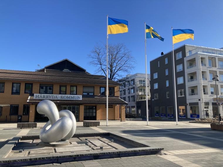 Sedan i morse flaggas det för Ukraina även i Härryda kommun, utanför kommunhuset i Mölnlycke.