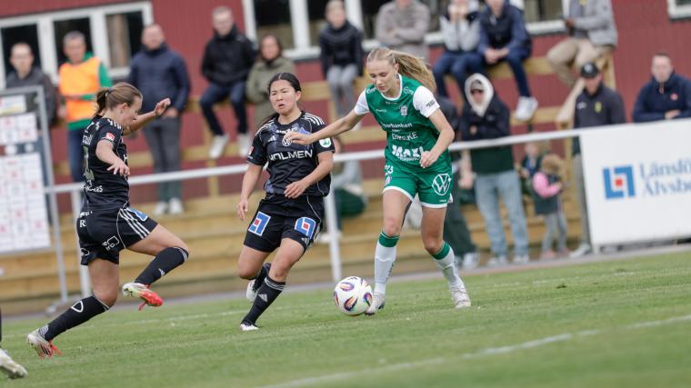 AIF:s F18-landslagsspelare Tilde Karlsson med bollen.