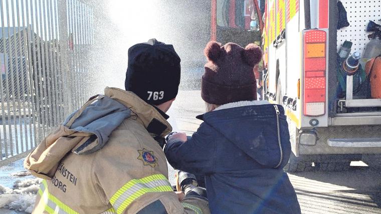 Räddningstjänstens event lockade även yngre besökare som fick bekanta sig med jobbet som brandman.