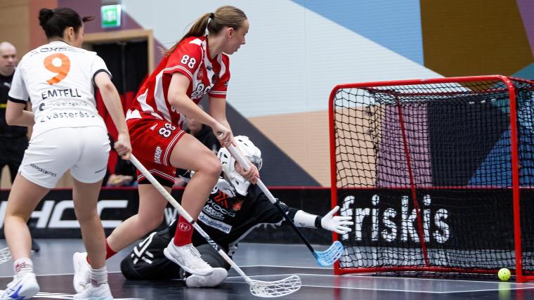 Ellen Lundin rundar målvakten och sätter 4-1 efter en soloprestation som grundlägger segern över VästeråsRönnby och Pixbo spelar SM-final på lördag.