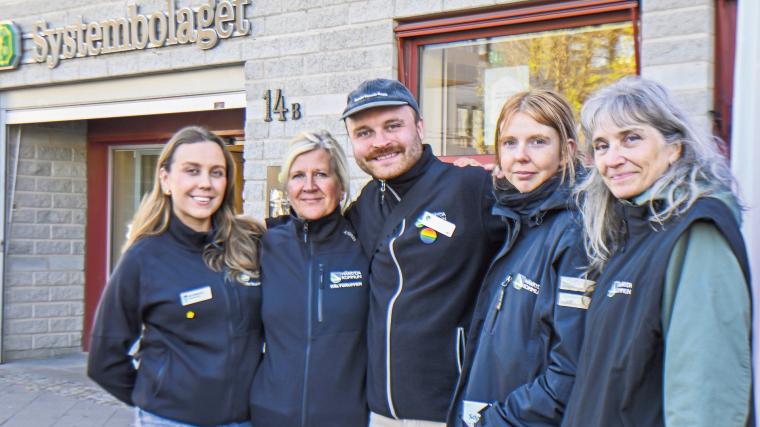 Ajla Mujkanovic, Liselott Moberg, Alexander Göransson, Johanna Olsson och Sinikka Thörn från ANDTS-nätverket på plats utanför Systembolaget i Mölnlycke.