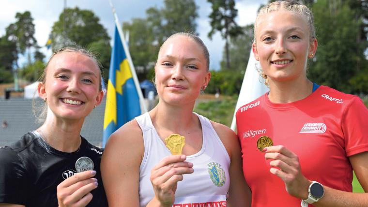 Elsa Wållgren (till höger) med bronspengen på JSM i kula. Under sommaren har det även blivit JSM-guld i sjukamp samt SM-brons i samma gren.