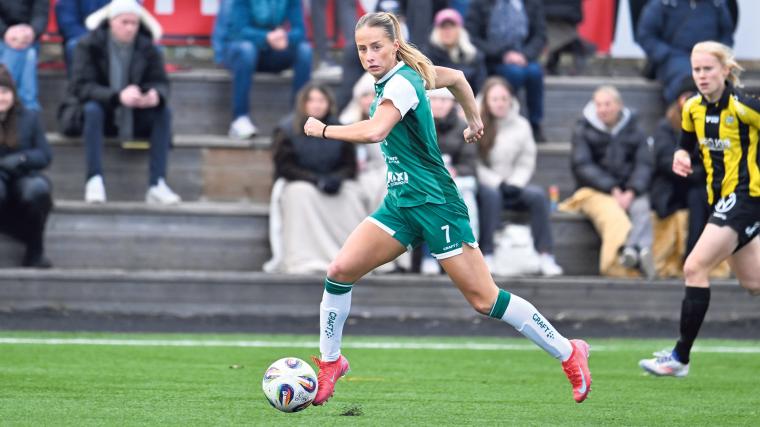 Nyförvärvet Isabella Svanström, från IFK Göteborg, med bollen.