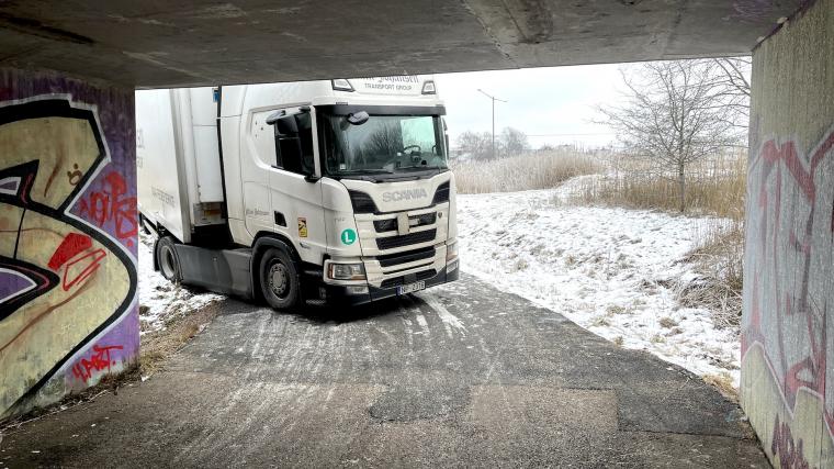 Det var inte långt ifrån att den stora långtradaren fastnade under järnvägsviadukten, men föraren fick stopp på fordonet i tid.