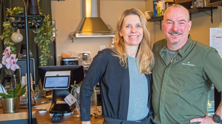 Annika och Janne Strandevall som driver Villa Plantaget har öppnat en mindre restaurang vid Stora Torget. På menyn står den danska klassiskern smörrebröd.