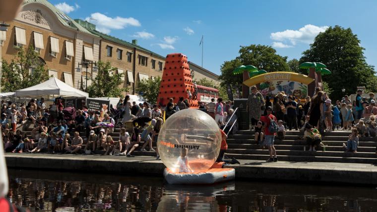 &Aring;rets upplaga av Potatisfestivalen, 22-23 augusti, väntas dra upp emot 30 000 besökare. I år kommer man att kunna köra med båtar i kanalen och även spela bowling på en portabel bana i centrala Alingsås.