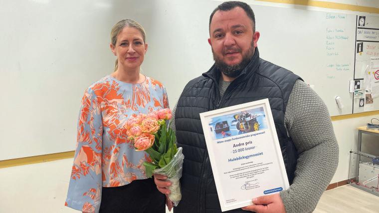 ”Det här stipendiet bevisar att det vi gjort här på skolan i många år är helt rätt”, säger fordonsläraren Valon Krasniqi som fick ta emot diplom och blommor av Linda Stenström från Transportföretagen.