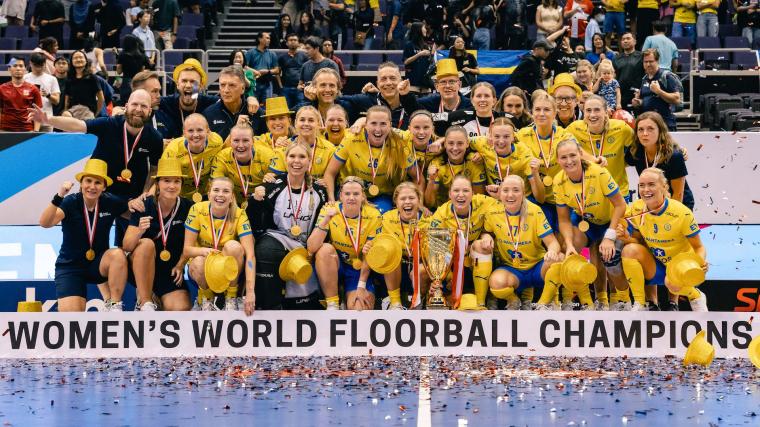 Så här glada blev Sverige efter sitt nionde raka VM-guld. Det senaste vanns i söndags efter 6–4 mot ärkerivalen Finland i finalen, ställningen var 6–0 redan efter första perioden.