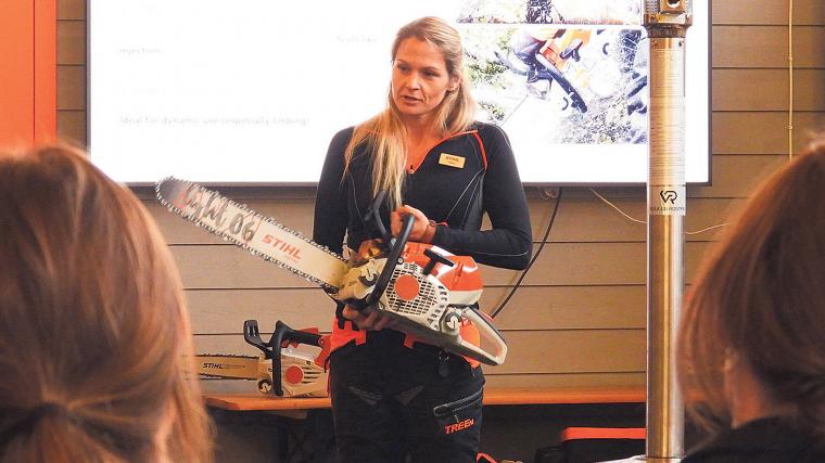 Clara Bergström, Product Manager Pro för STIHL i Norden, under pressdagen hos STIHL i Stenkullen.