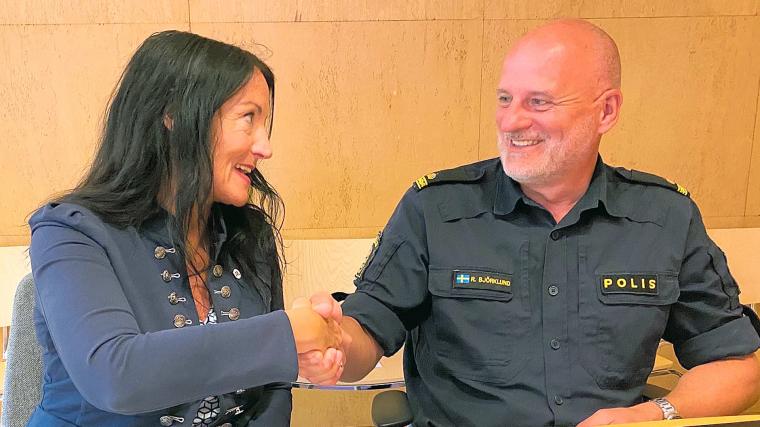 Marith Hesse (M), kommunstyrelsens ordförande, skakar hand med tillförordnade lokalpolisområdeschefen Fredrik Lennartsson efter att medborgarlöftet signerats av båda parterna.