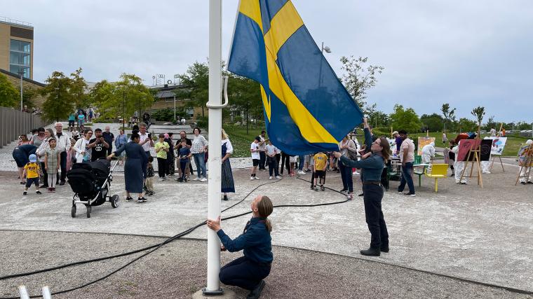 Partille Scoutkår hissade svenska flaggan.