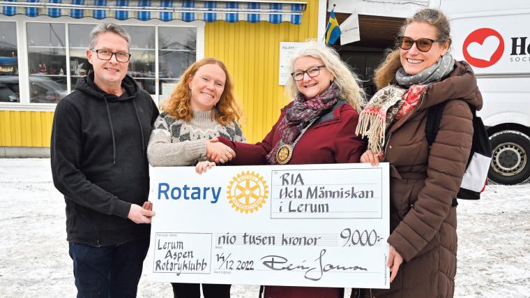 Mats Axelsson och Christine Jomansson mottog checken från Renée Jonson och Cecilia Lindblom Hilton från Lerum Aspen Rotary.