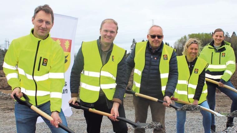 Projektledare Andreas Stark, Viktor Lundblad (M), Ulf Larsson (S), samhällsbyggnadschef Emma Kjernald och avfallsingenjör Camilla Bergquist greppade spadarna.