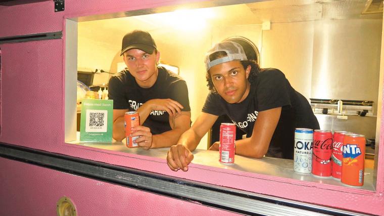 Kullaviksborna Linus Jonason och Felix Lindeblad, båda 18 år, är duon bakom Grillgossarna som numera är en del av Göteborgs officiella streetfoodsatsning.