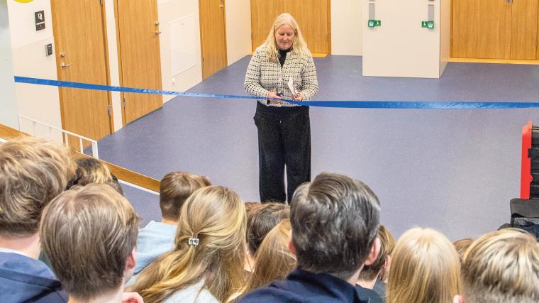 Kommunstyrelsens vice ordförande Renée Bengtsson (S) höll tal och klippte det ceremoniella invigningsbandet för den nya utbyggnaden.