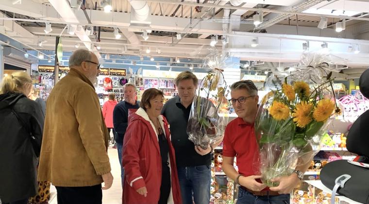 Christer Harling och Marianne Sörling gratulerar butiksägarna Ola och Jonas Ahlsén.