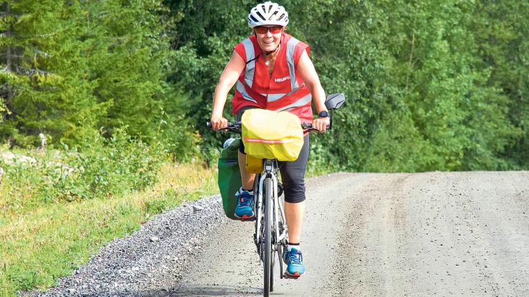 På @neuroforbundet_on_tour (Instagram) och neuro.se kan man följa Jenny Ljungbergs cykelresa – som stannar till i Mölnlycke den 17 september med en välgörenhetskonsert.