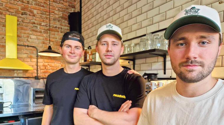 Mackbaren började som en foodtruck och har nu även fått en fast plats i östra Göteborg. Benjamin Nordin arbetar för matkvartetten från &Ouml;jersjö, varav till hälften består av bröderna Filip och Anton Korsåsen.