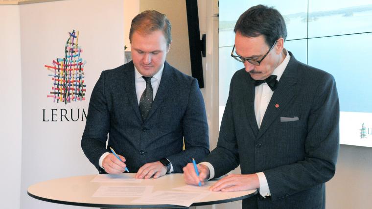 Kommunstyrelsens ordförande Viktor Lundblad (M) och Jöran Fagerlund (V), ordförande Kretslopp och vattennämnden Göteborgs stad skriver på avsiktsförklaringen.