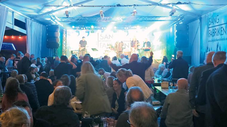 Sängfabriken har blivit en mötesplats och nöjesinstitution i Rävlanda. Deras sommarevenemang drog mellan 400 och 600 personer.