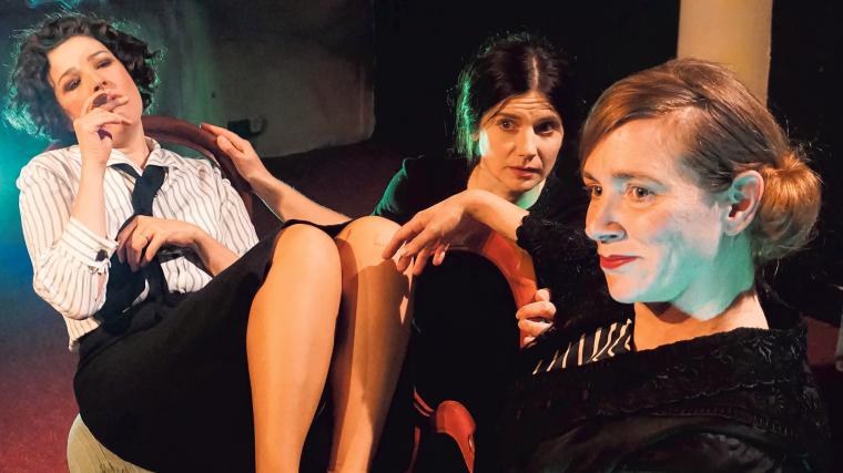 I teatern ”Den sårade divan” får publiken bekanta sig med författaren Agnes von Krusenstjerna, konstnären Sigrid Hjertén och poeten Nelly Sachs.