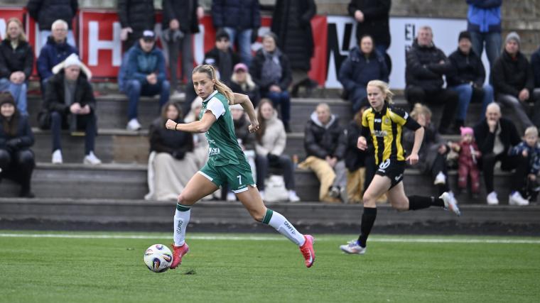 Nyförvärvet Isabella Svanström, från IFK Göteborg, med bollen.