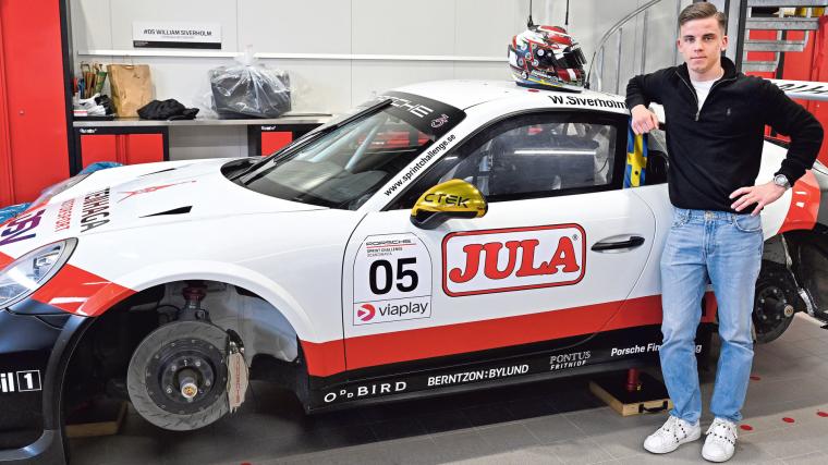 Den nya tävlingsbilen Porsche GT3 cup 991 är snart inkörd inför den kommande säsongen av Porsche Sprint Challenge. Här med föraren William Siverholm i garaget hemma i Gråbo.
