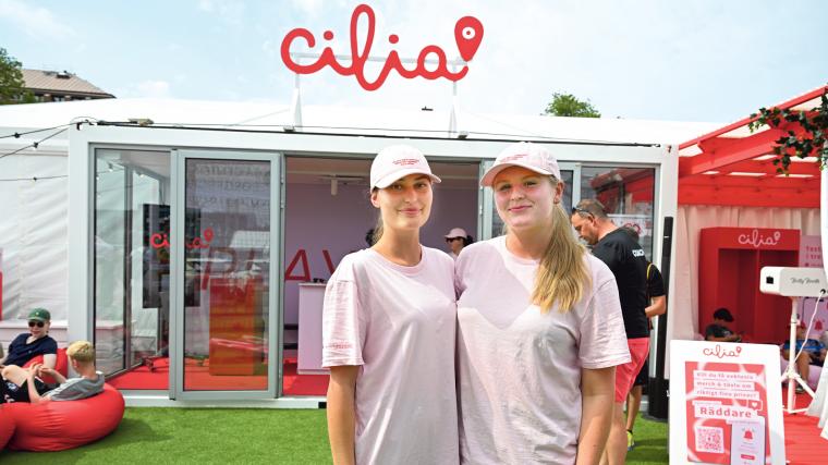 Stella Huselius och Line Bergfeldt från IK Sävehofs damlag var två av de som var på plats vid Cilias monter under Partille Cup-veckan, för att sprida Play Safes motiv.