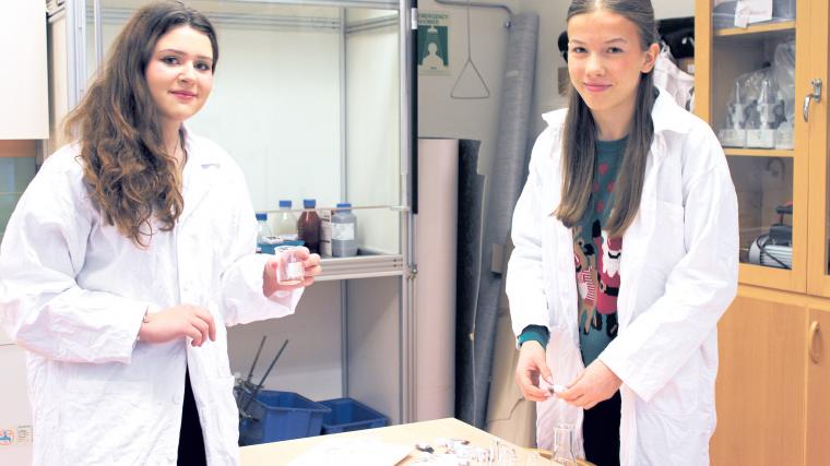 Paulina Stålrud och Ida Ryttberg med labbmaterialet som tog dem till Nobelmuseet i Stockholm.