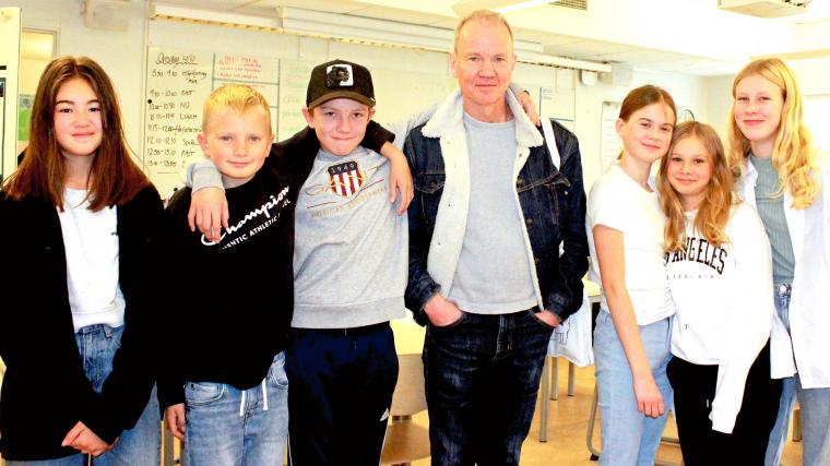 Från vänster: Love, Victor, Wilhelm, Mårten, Alva, Isabelle och Linnéa i 6C:s klassrum på Rävlandaskolan.