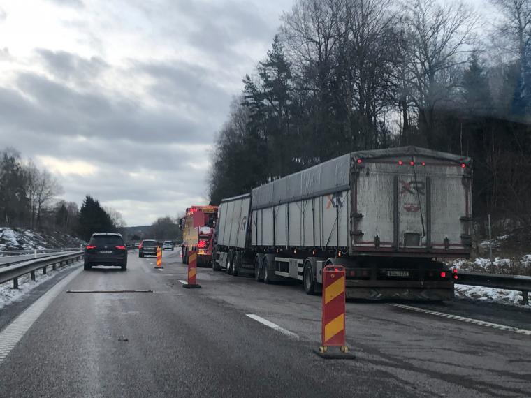 Lastbilen som brann tidigare under dagen.