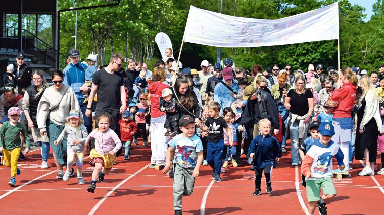 Full fart vid starten av Familjecentralsloppet vid friidrottsbanan i Stenkullen. Cirka 300 anmälda var på plats i solskenet.<br /><br />
