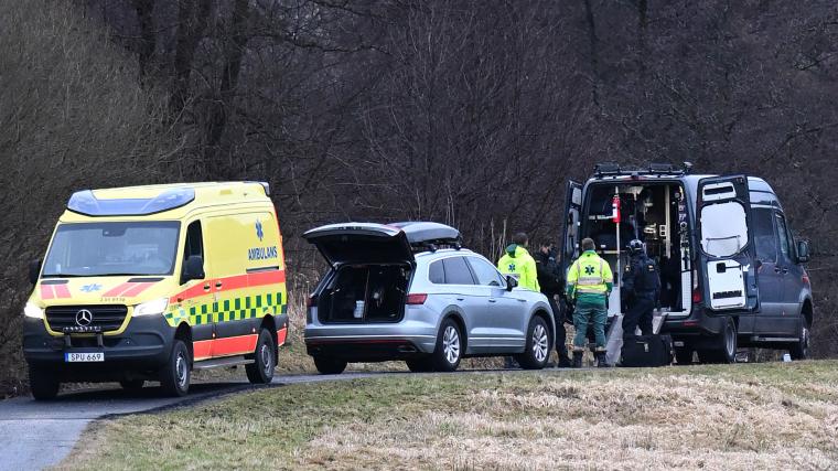 Ett skarpt föremål hittades vid Säveån i Partille och bombskyddet kallades till platsen.