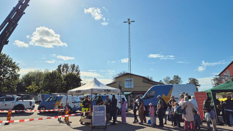 Besökarna kunde prova på elföretagets arbete i praktiken. Stolpklättring, skylift och turer med bandvagn var några av de mest populära aktiviteterna.