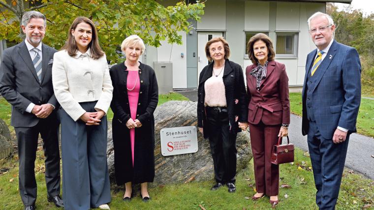 Håkan Simonsen, ordförande &Aring;grenska AB, vd Zozan Sewger Kvist, chef Drottning Silvias barnsjukhus i Göteborg, Marie Beckman Suurküla, Stenastiftelsens ordförande Madeleine Olsson Eriksson, drottning Silvia och Anders Olausson, styrelseordförande &Aring;genska stiftelse.