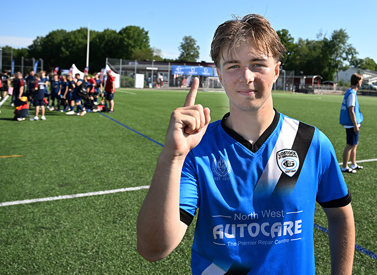 Engelsmannen Alfie Gardiner blev årets första målskytt på Stenkullens IP i Gothia Cup.