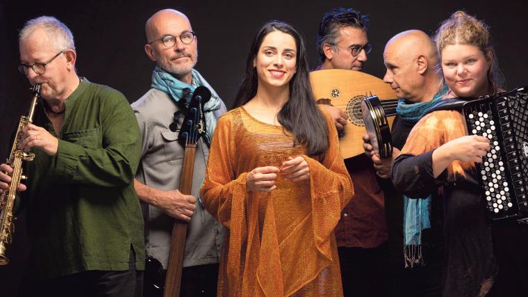 Samara består av Ahmad al Khatib: oud, Avin Omar: sång, Youssef Hbeisch: percussion, Larisa Ljungkrona: dragspel, sång, Stefan Bergman: bas, Sten Källman: saxofon.