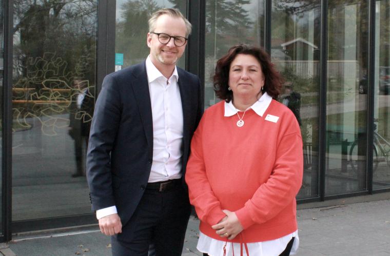 <span>Finansminister Mikael Damberg (S) togs emot utanför Råda Rum i Mölnlycke av Kristin Arplöw som är ordförande för Arbetarepartiet Socialdemokraterna i Härryda.</span>