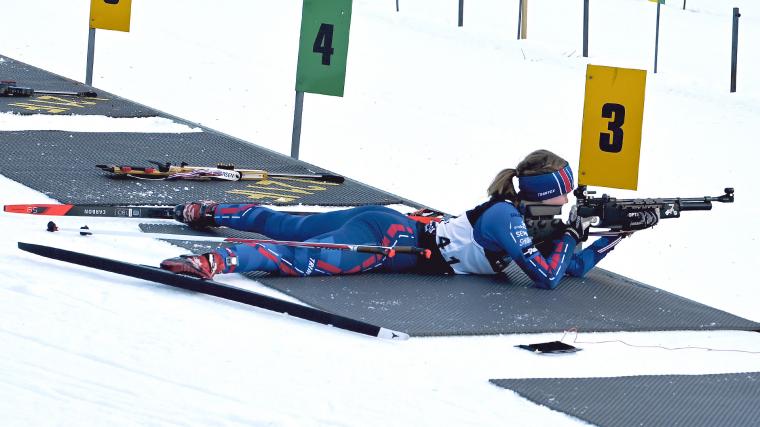 Silver- och bronsmedaljören Hanna Lidström (F14-15) vid skjutvallen.