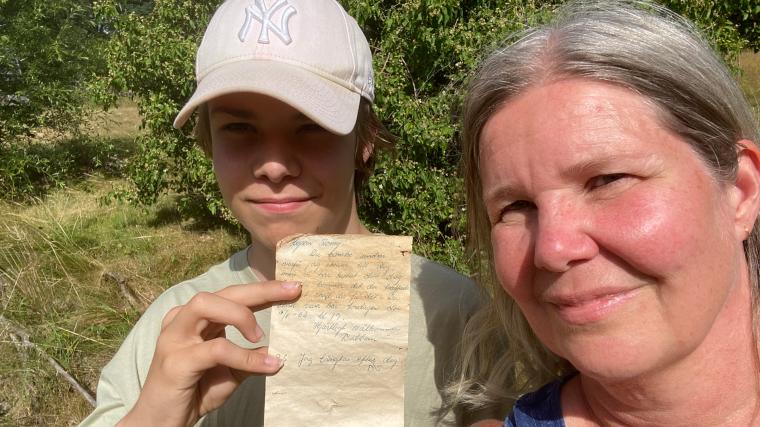 13 årige Casper och hans mamma Maria hittade ett gammalt brev i en flaska.