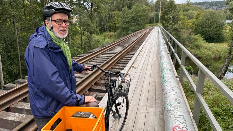 Den omstridda järnvägsbron och Lars Josefsson när han bryter mot lagen och går över bron med cykeln.