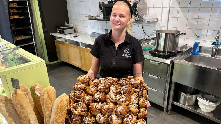 Jenny har bullat upp ordentligt och bjuder på ett leende till kanelbullarna hela dagen lång.