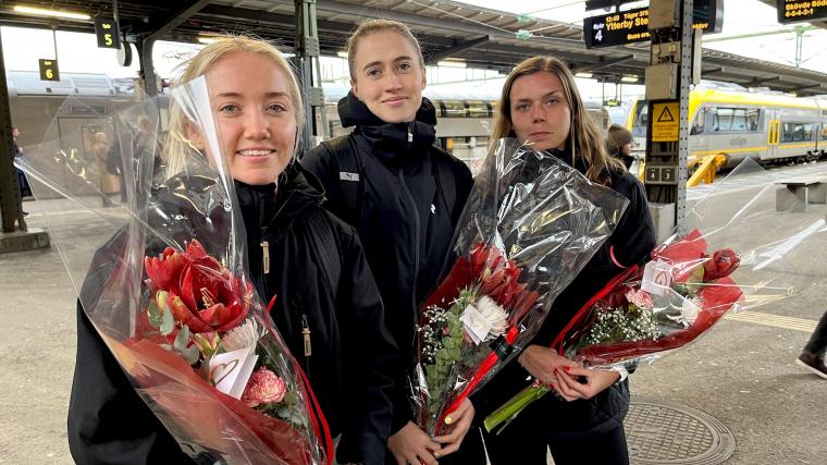 Moa Andersson, Klara Loneberg och Alma Kilpeläinen anlände till Centralstationen i Göteborg idag vid 13-tiden. Och mottogs av en välkomstceremoni från Pixbo som delade ut kramar och blommor <span id=\