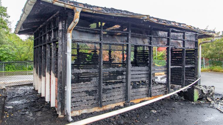 Under fredagskvällen den 12 juli brann en sopstation vid Knappekulleskolan i Lerum.