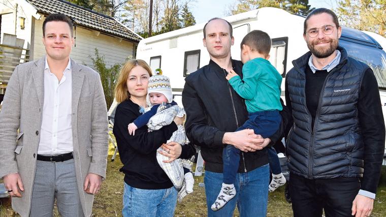 Roope Karli, Olena Sytniuk med sonen Myhailo, Oleg Sytniuk med sonen David och Johannes Dalåker på tomten där den ukrainska familjen nu bor.