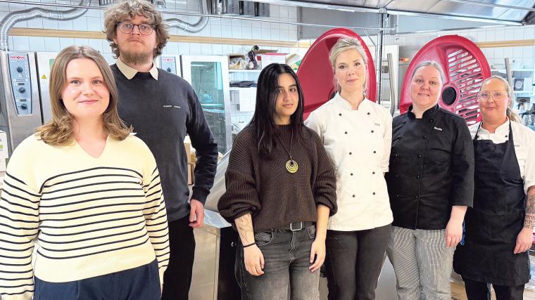 Personal och studenter i köket på Storegård. Från GU/Chalmers, Cornelia Olofsson Larsson, Lucas Carlsson Holter och Manely Abbasi. Från Storegård, Cecilia Johnstone, Monika Ljunggren och Linda Abrahamsson.