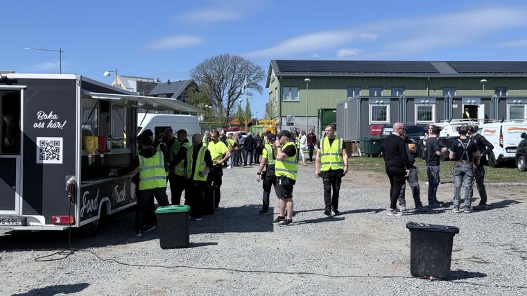 Det var bara glada miner på bygget när det bjöds på taklagsfest i mitten av maj. Sedan dess har projektet nästan stått still.